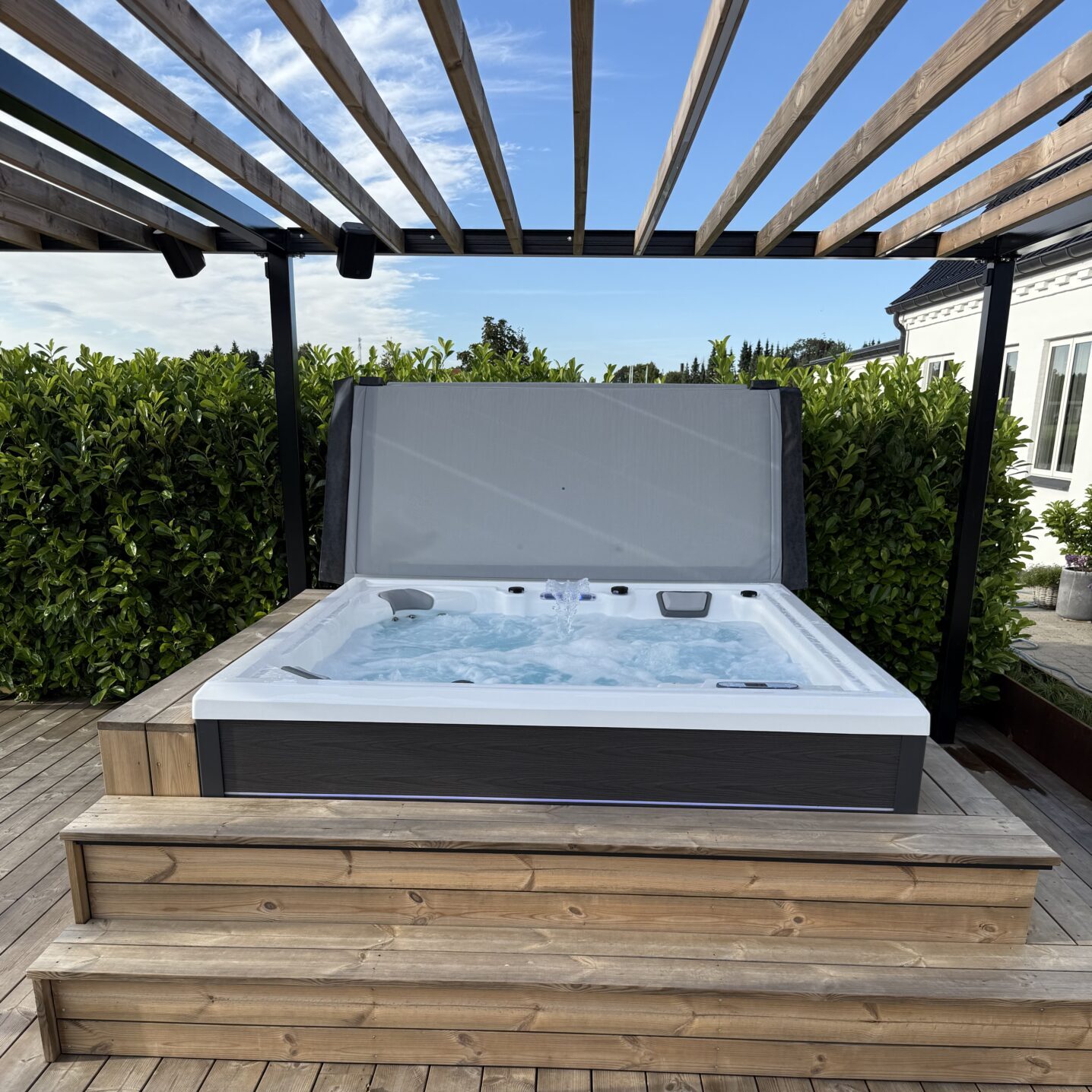 MaXXwell AMALFI PREMIUM udendørs spa under pergola