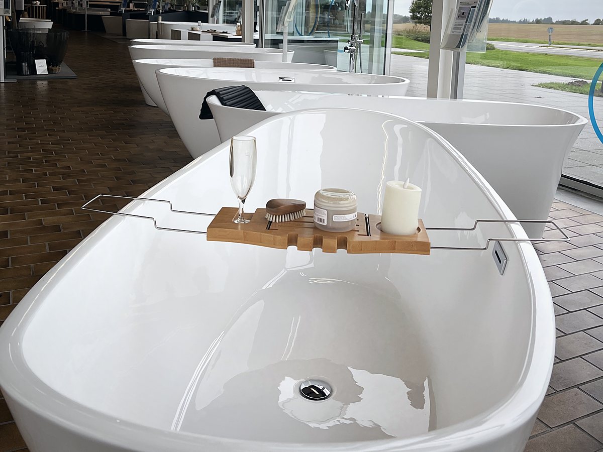 Badekar i WellMores showroom i Egtved