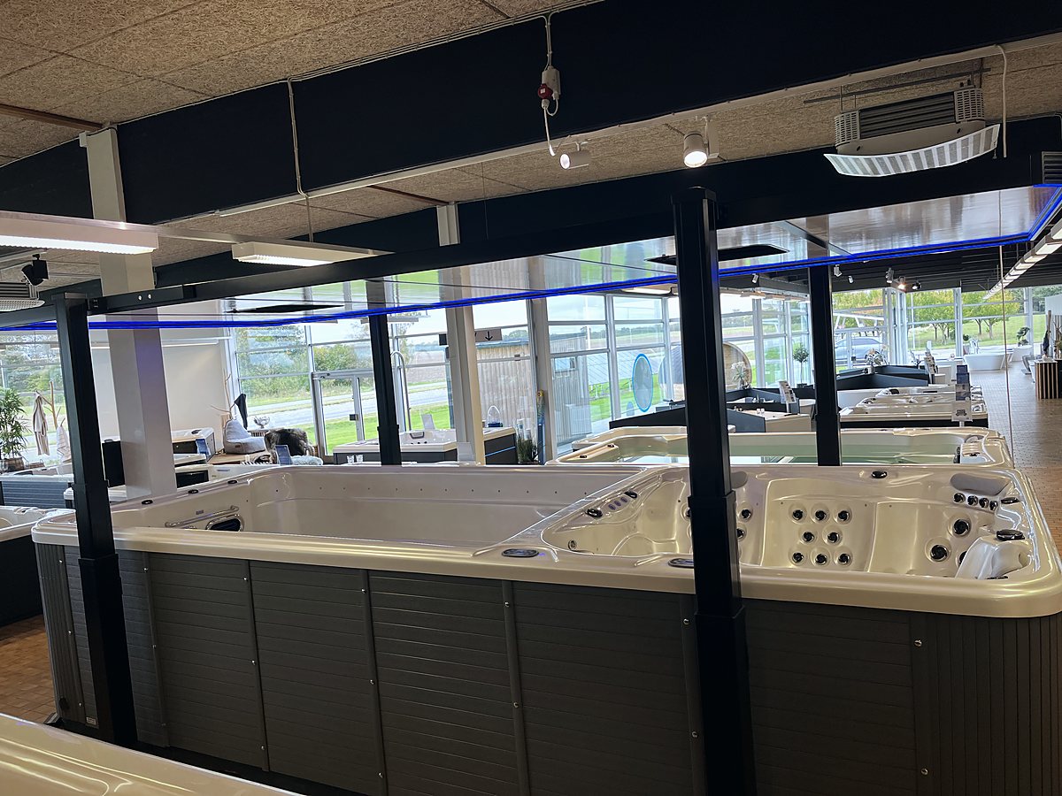 Svømmespa i WellMores showroom i Egtved
