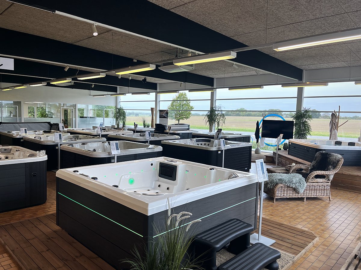 Udendørs spa i WellMores showroom i Egtved